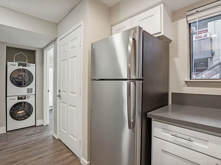 Ellington Apartments — Photo 25
