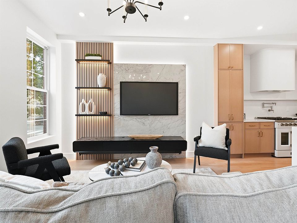 1st image of 1123 Summit Ave #1
