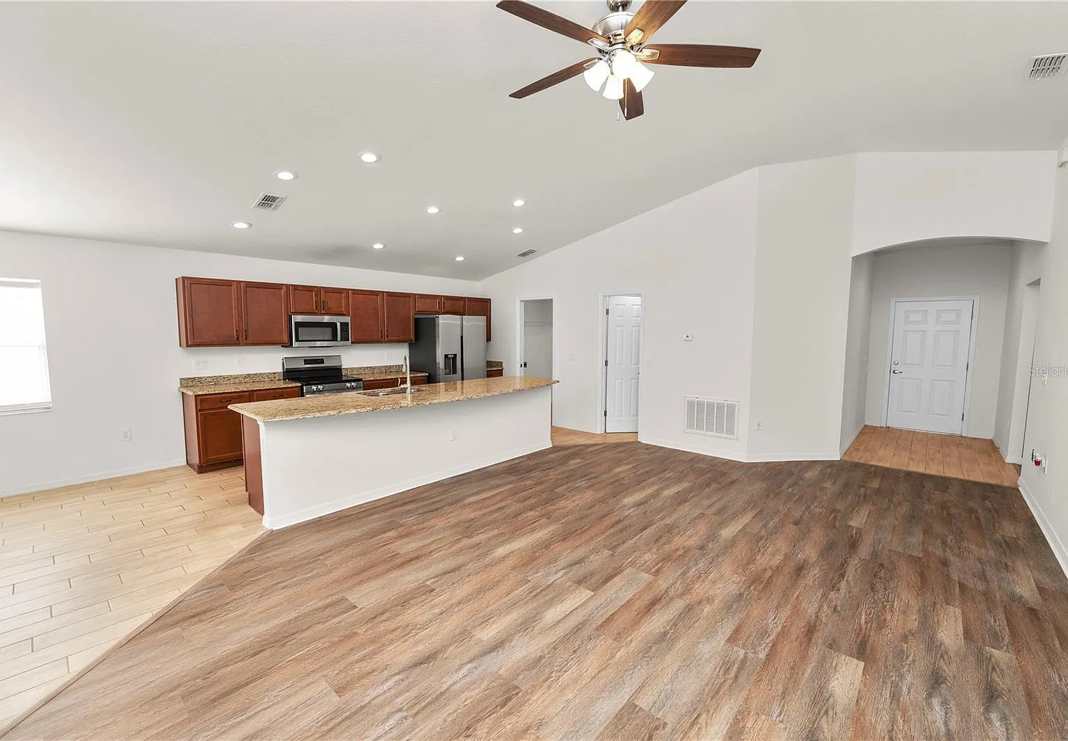 4 bed, 2.0 bath, 1715 sqft, $2,200 — Photo 4