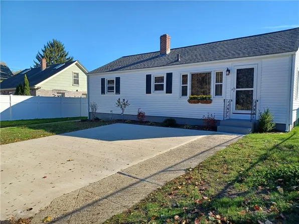 10 Parkway, Manville, RI 02838