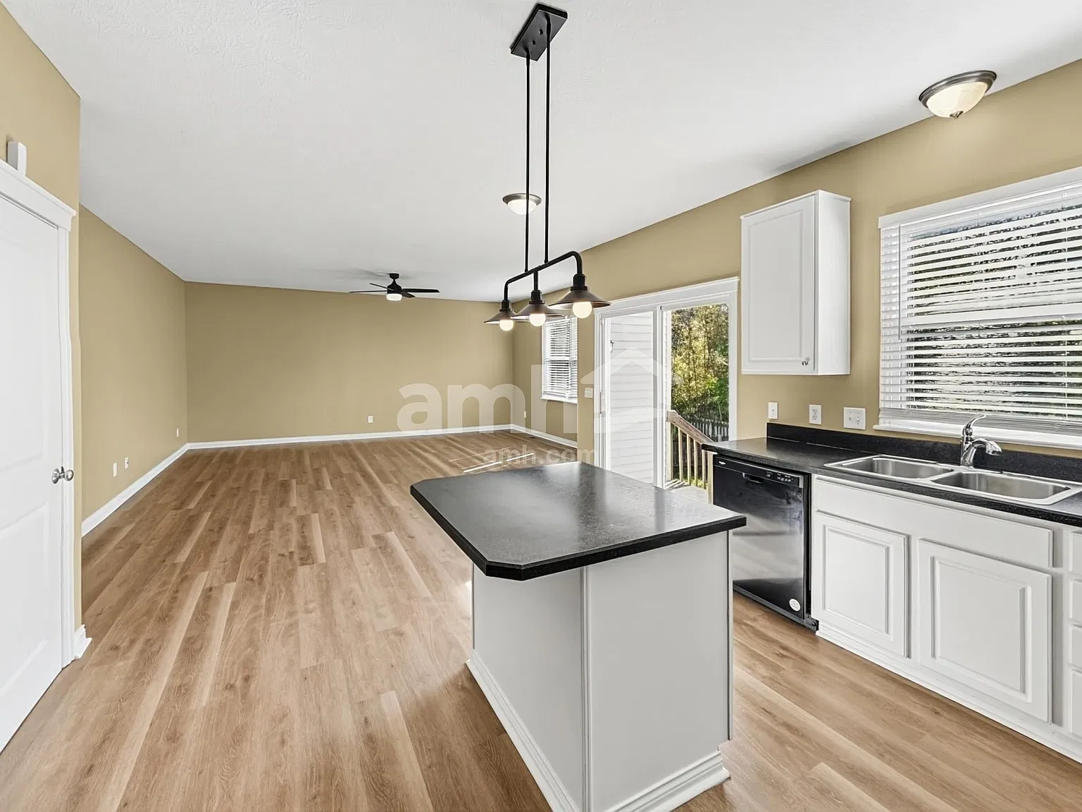 3 bed, 2.5 bath, 1648 sqft, $2,465 — Photo 4
