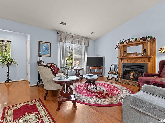 3rd image of 323 Countryside Ct