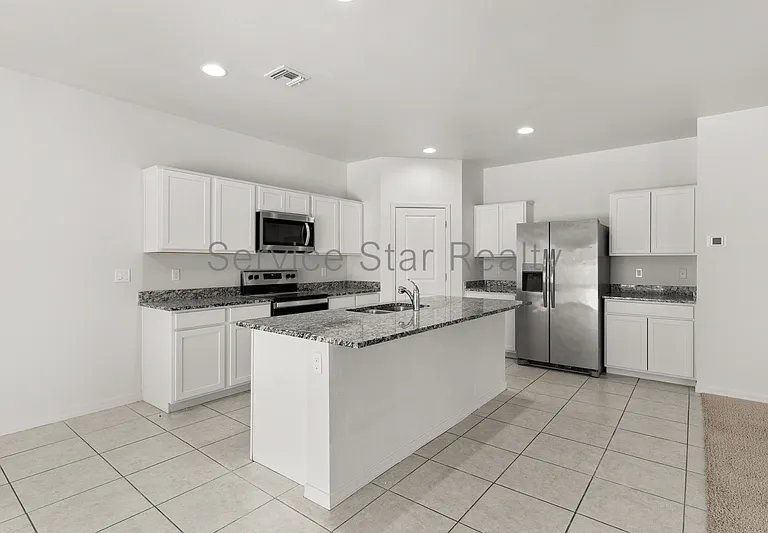 2402 E Alonso Dr — Photo 11