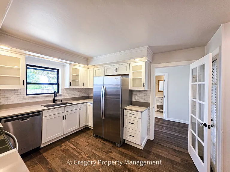 1715 Holbrook Ave — Photo 10