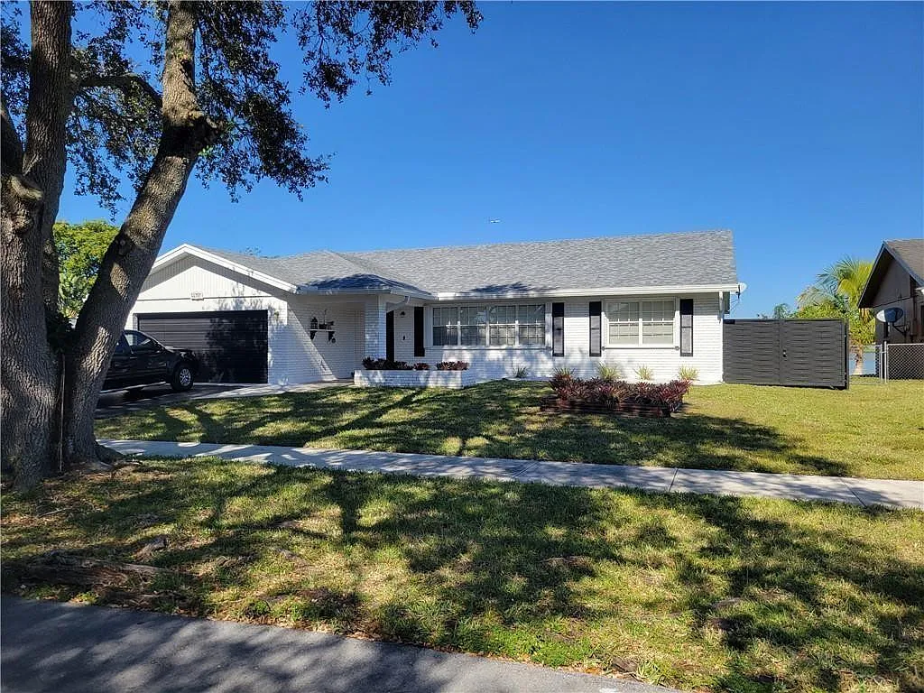 3 bed, 2.0 bath, 1833 sqft, $4,300 — Photo 2