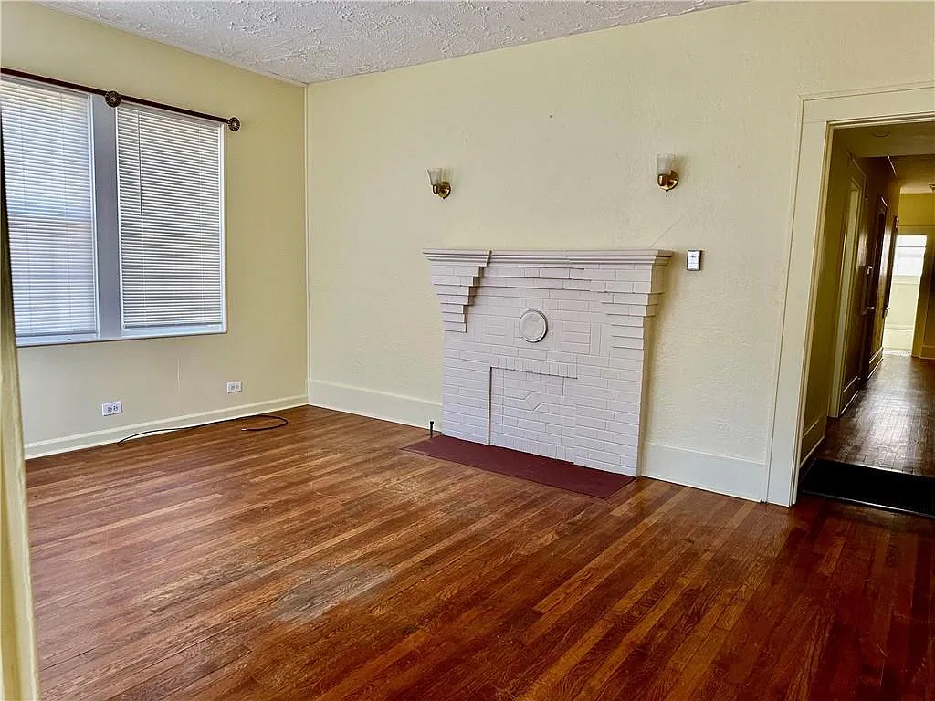 2 bed, 1.0 bath, 1921 sqft, $1,000 — Photo 3
