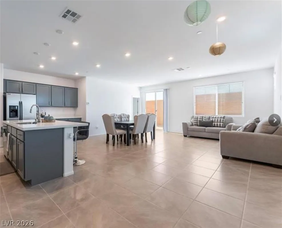 5 bed, 3.5 bath, 2932 sqft, $2,800 — Photo 2