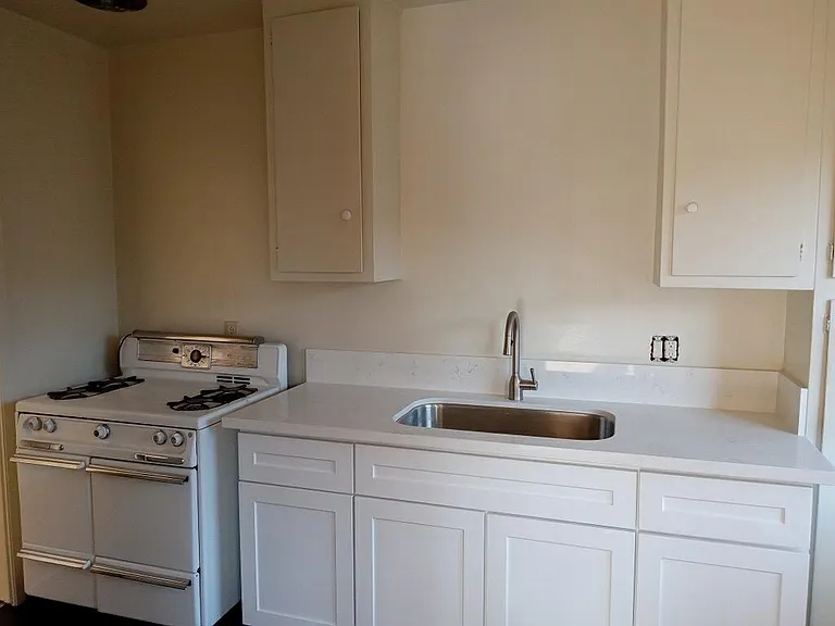 2323 W 6th St #7 — Photo 2
