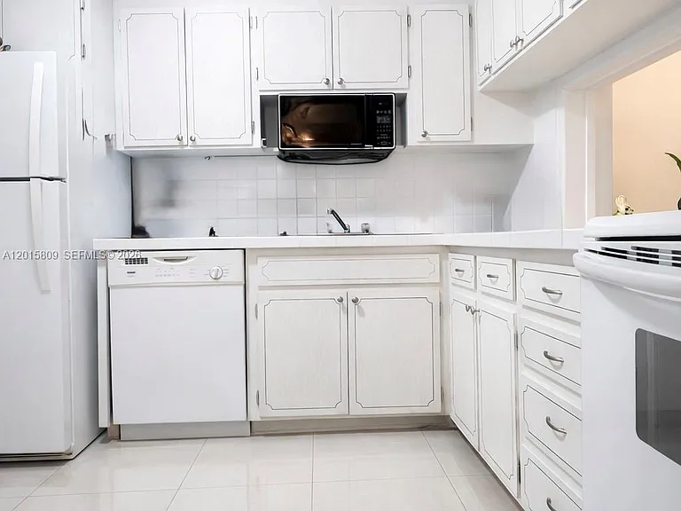 330 SE 2nd St #101G — Photo 18