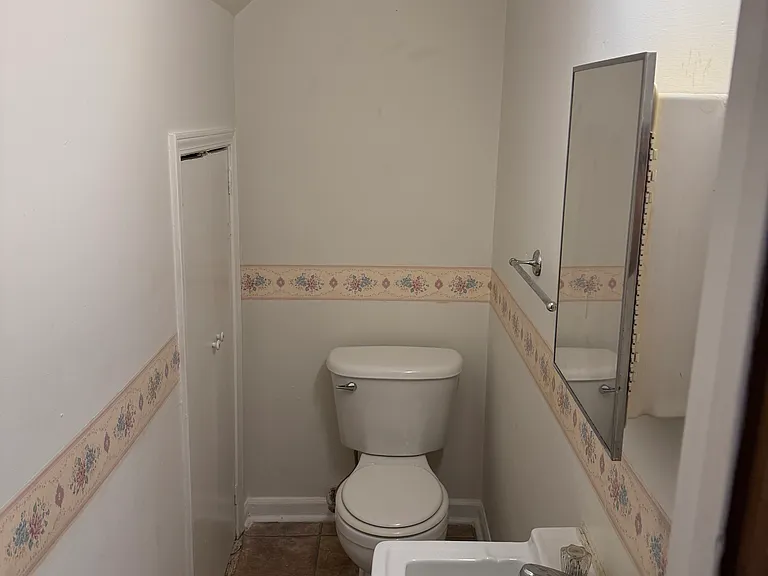 1863 Crestview Dr — Photo 4