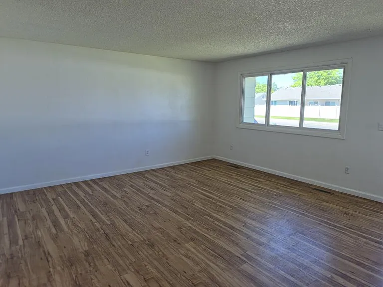 1229 Hawthorne Ln — Photo 10