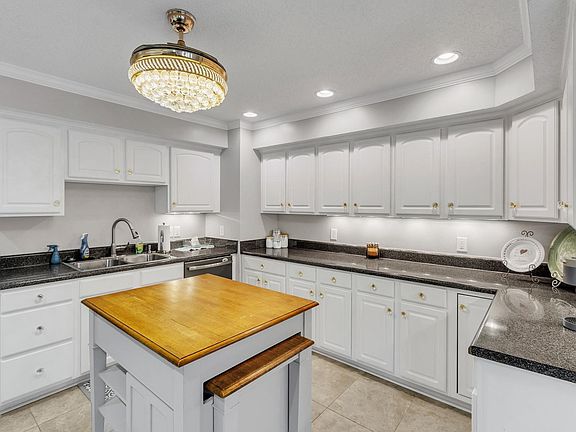 5th image of 6 Saint Thomas Ct