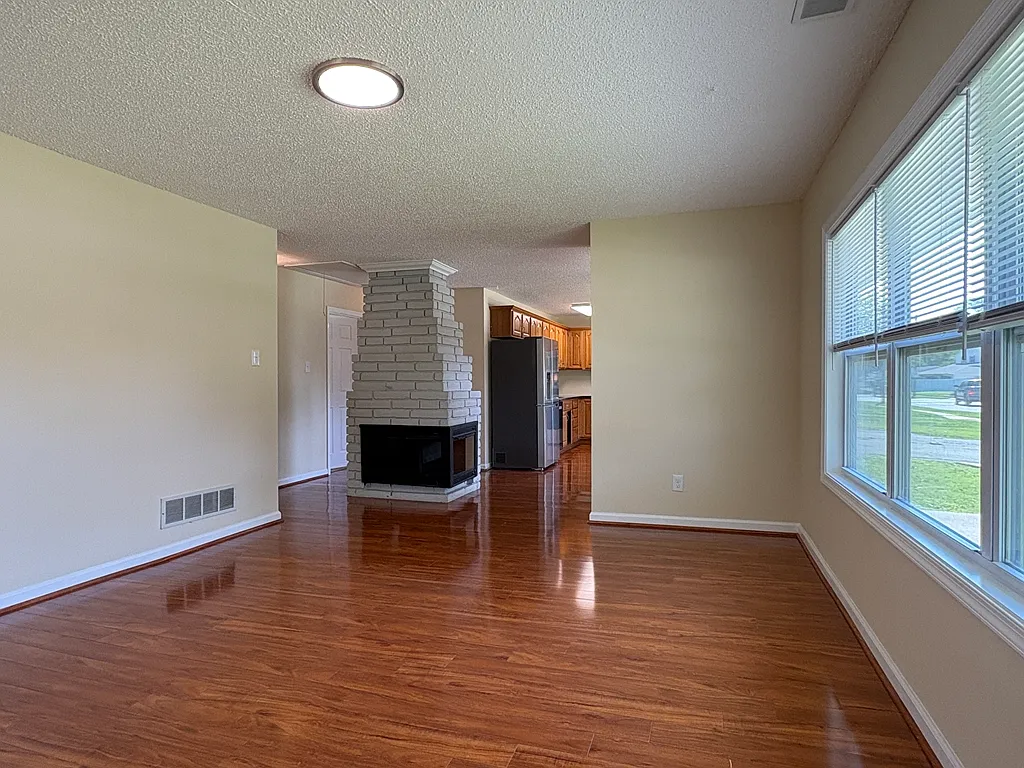 3 bed, 1.0 bath, 1274 sqft, $2,250 — Photo 4