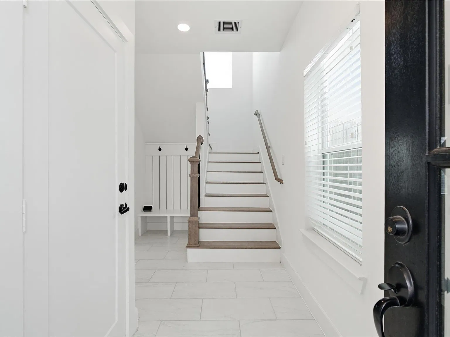 3 bed, 3.5 bath, 1895 sqft, $2,700 — Photo 2