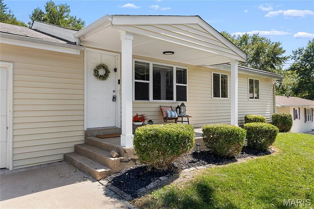 3 bed, 1.0 bath, 912 sqft, $2,295 — Photo 3