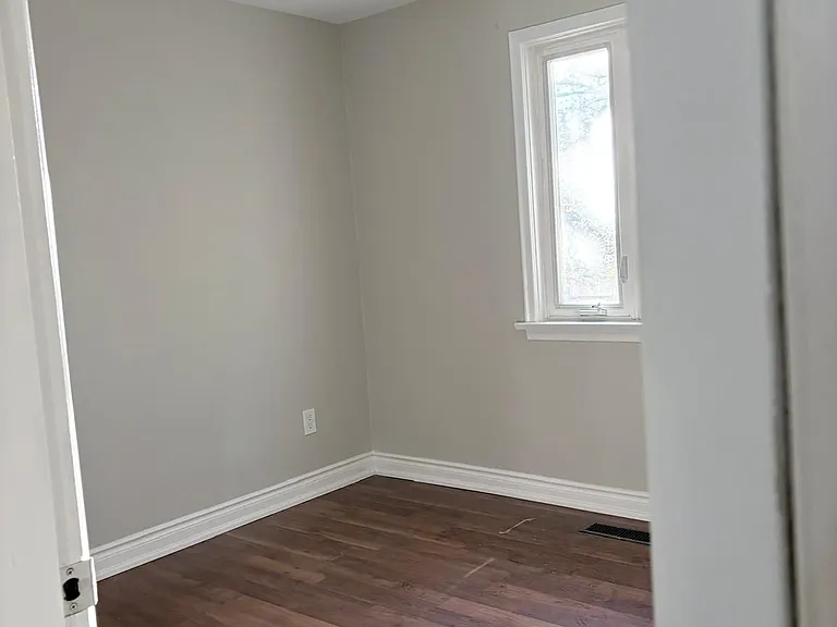 28 Brenda Cres #MAIN FLOOR — Photo 13