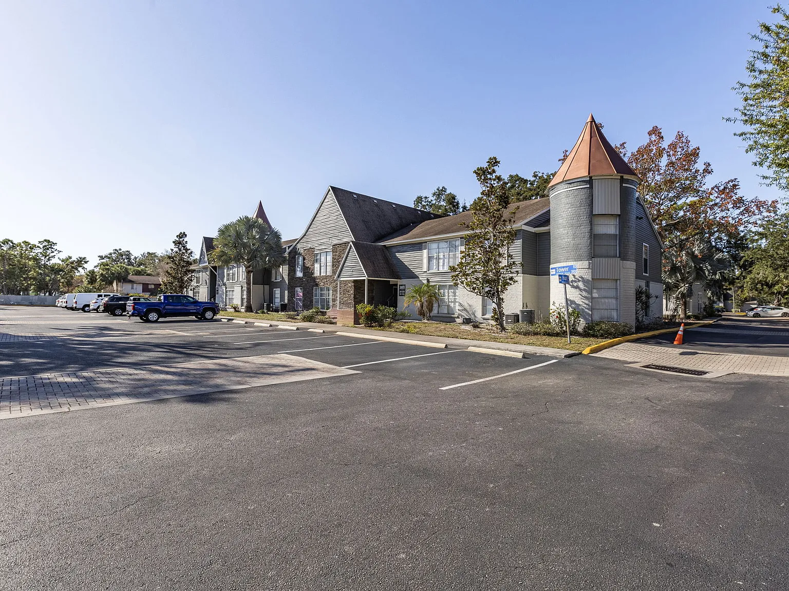 Foxcroft Apartments — Photo 2