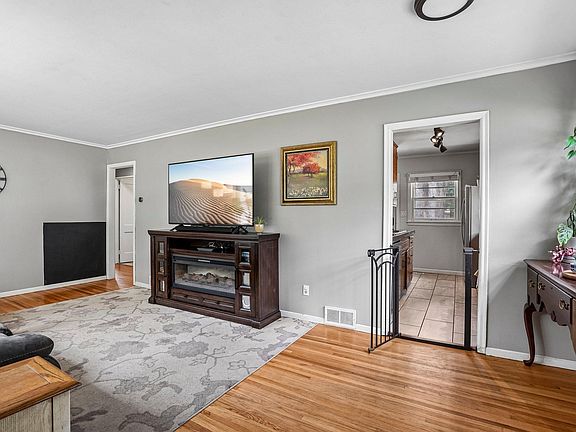 4th image of 8444 Fremont Ave S