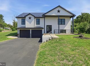 15 Canterbury Dr, Chambersburg, PA 17201