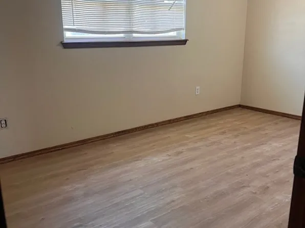 1207 Heather Ln, Moore, OK 73160