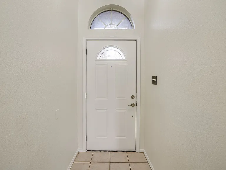 608 Gracie Ln — Photo 2