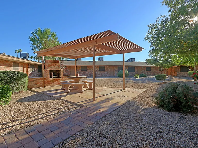 707 W Rose Ln — Photo 13