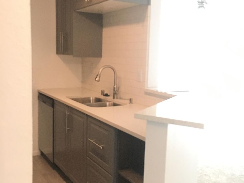 1st image of 640 The Vlg Unit 315