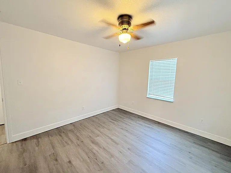 610 W Avenue B — Photo 30