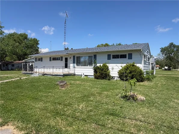 102 W Effingham Ave, Patoka, IL 62875