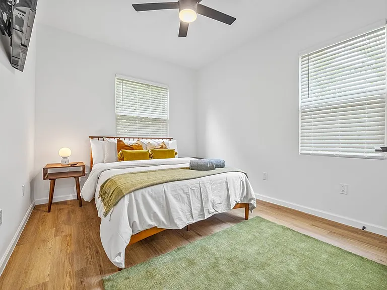 1089 Garibaldi St SW — Photo 4