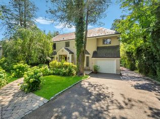 18 Parkside Dr, Great Neck, NY 11021