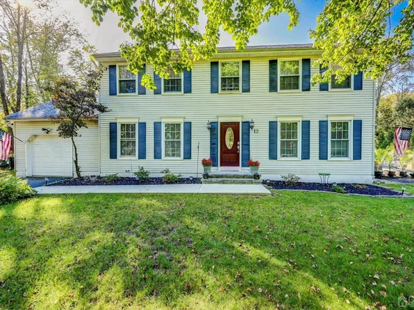12 McQueen Blvd, Farmingdale, NJ 07727