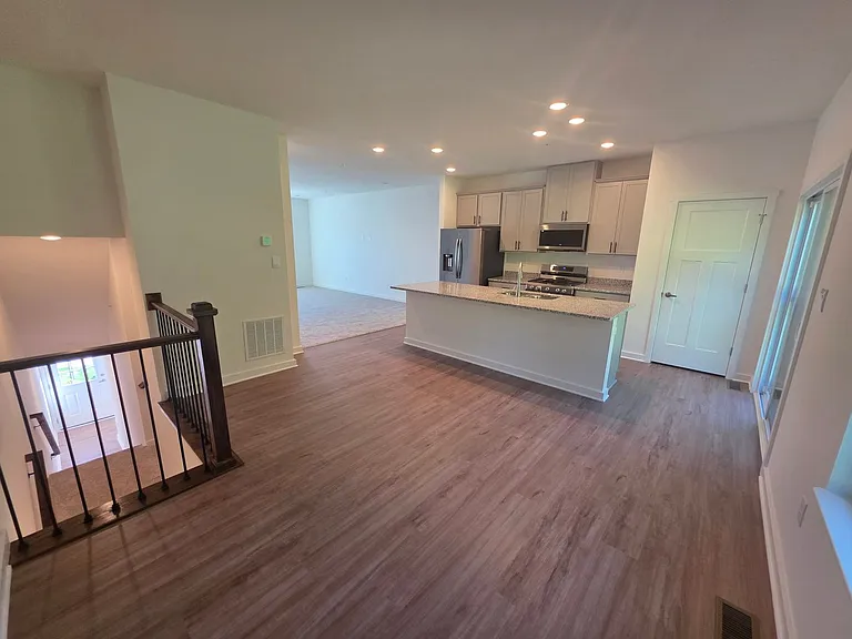 1806 Canterbury Dr — Photo 7