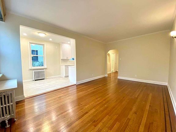 4th image of 38-15 Crescent St