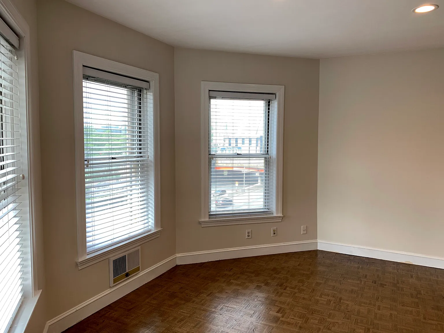 1 bed, 1.0 bath, 718 sqft, $3,850 — Photo 3
