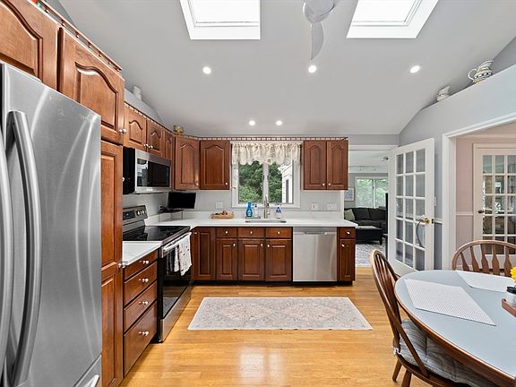 4th image of 119 Hall Dr