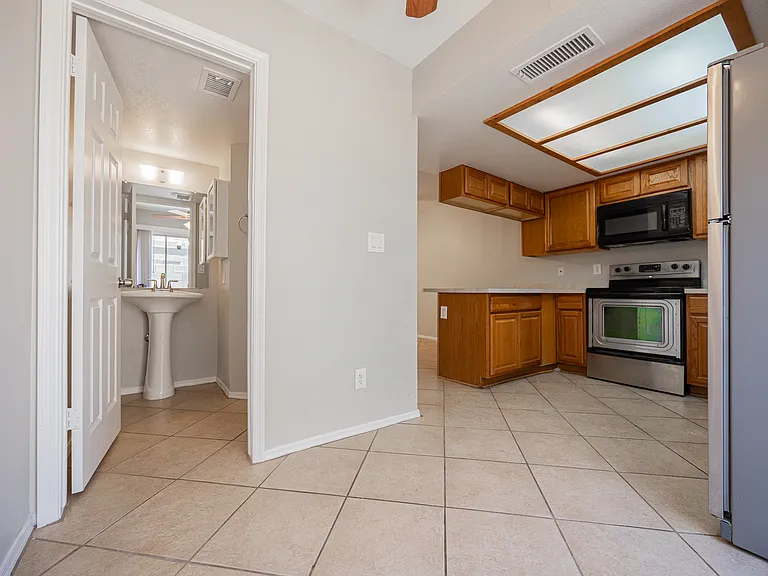 1055 W 5th St #18 — Photo 10