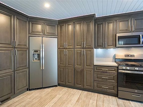 4th image of 70 Little John Ln