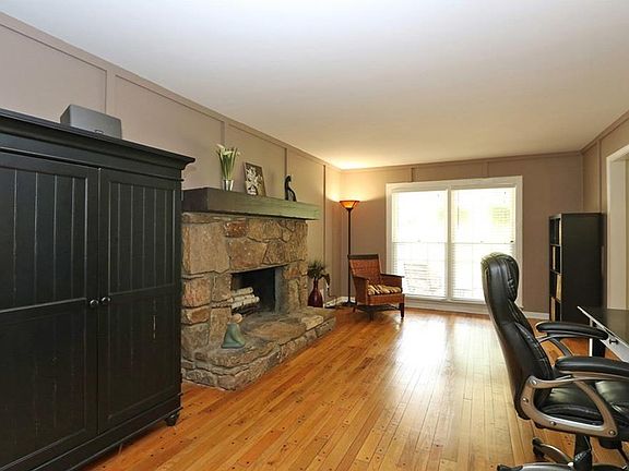 5th image of 3032 Stoneridge Ct NW
