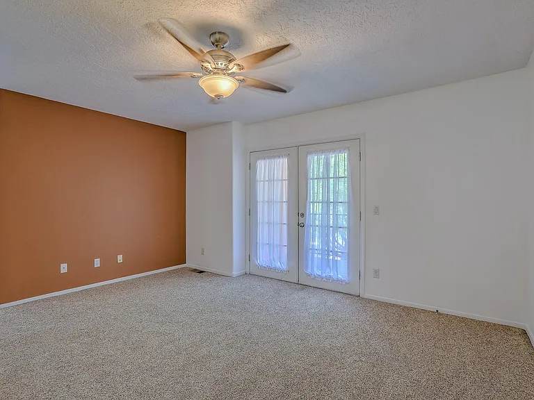 1909 Girard Blvd NE — Photo 5
