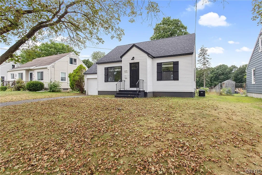 4 bed, 1.0 bath, 1080 sqft, $2,300 — Photo 2
