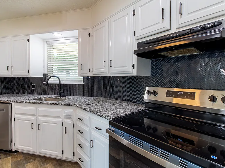 1214 Sycamore Dr — Photo 9