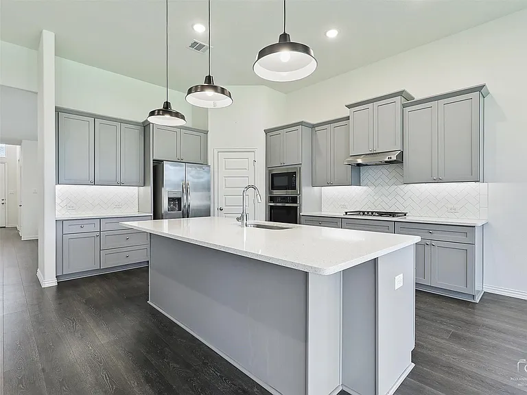 3011 Hobbs Ln — Photo 5