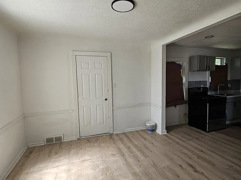 4001 E Outer Dr — Photo 5