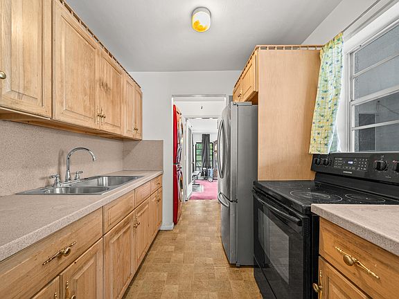 4th image of 1405 SW 19th Avenue
