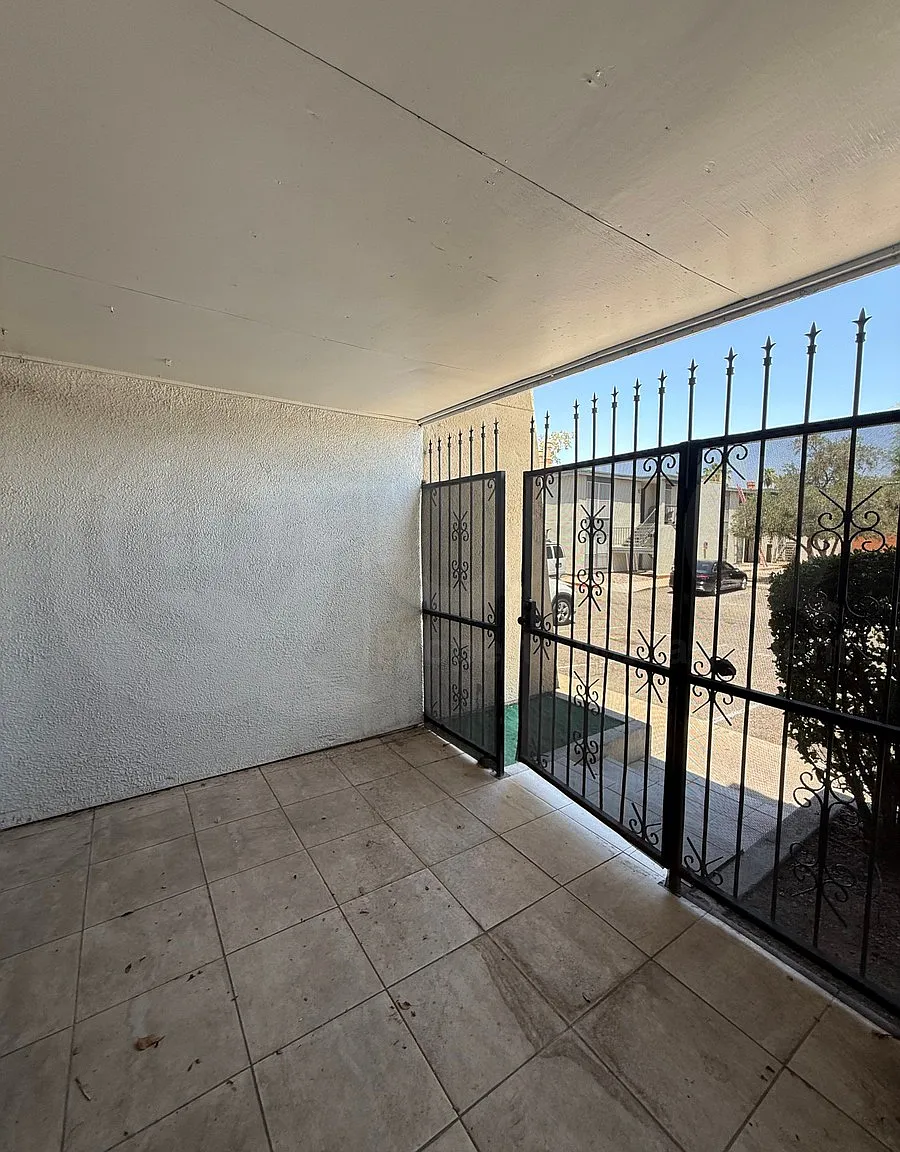 1620 N Wilmot Rd — Photo 3