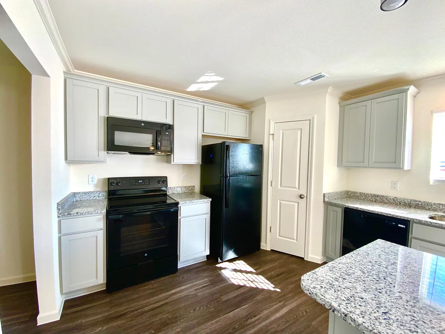 4 bed, 2.5 bath, $2,250 — Photo 4