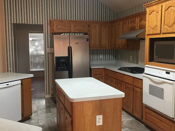 4th image of 809 Yaupon Dr