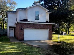 1105 E Kyle Rd, Clute, TX 77531