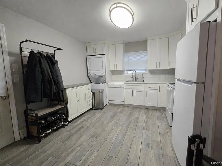 27 Lambert Ave — Photo 3